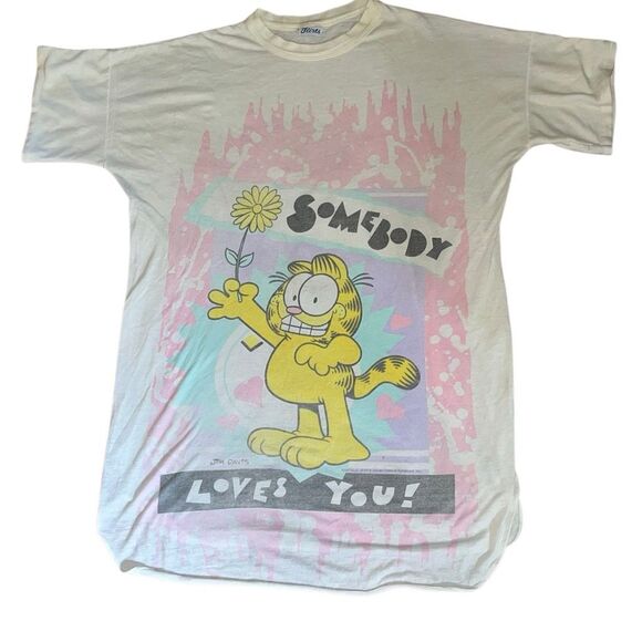 Vintage 1978 Flirts Garfield t-shirt featuring the cartoon character holding a f - Picture 1 of 5